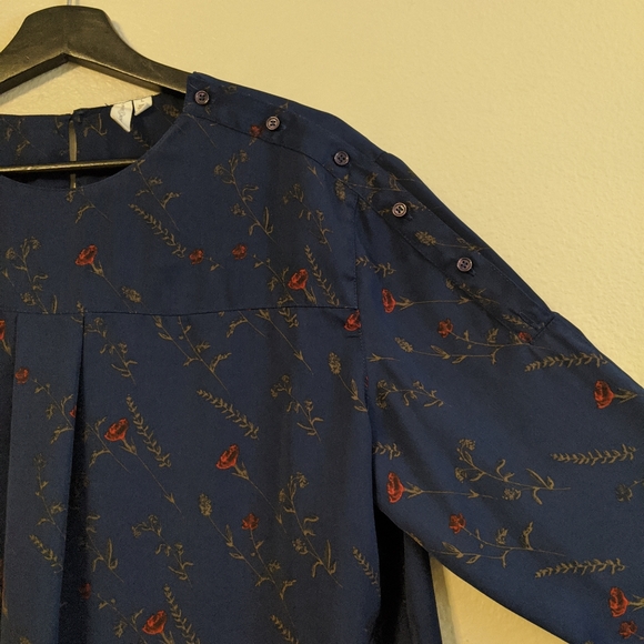 Treasure & Bond bell sleeve Navy floral rose print blouse EUC Large - Picture 8 of 9